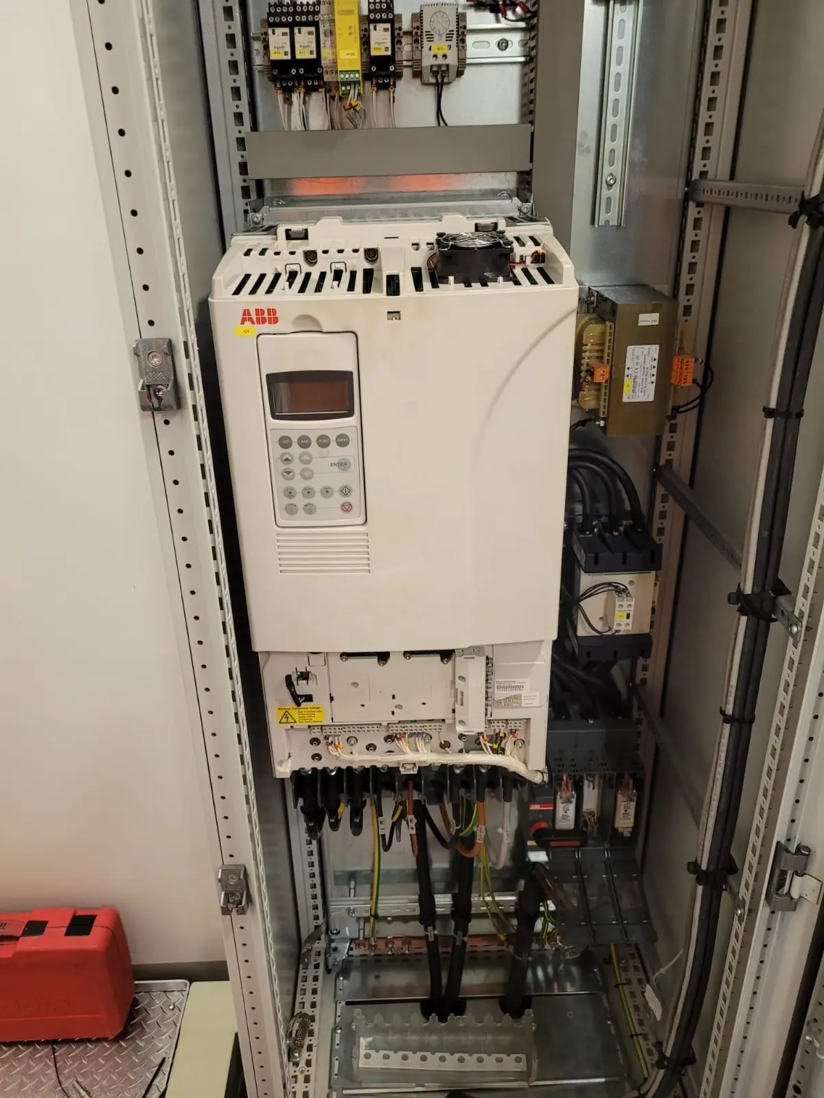 Manutenção e Instalação de Retificadores ABB e Siemens